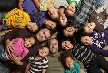 Una pareja de hombres gay formaron una familia adoptando una docena de hijos