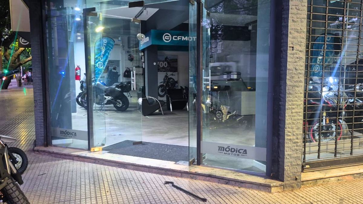 Los delincuentes usaron una barreta para romper un candado, levantar la persiana y romper la cerradura del local de motos de pleno centro.