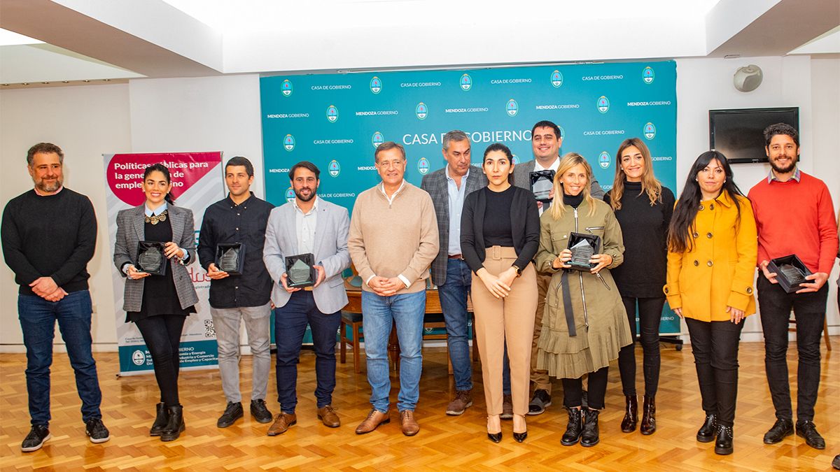 El gobernador Rodolfo Suarez; el ministro de Economía, Enrique Vaquié; la directora de Empleo y Capacitación, Emilce Vega Espinoza; los representantes de las firmas distinguidas y el subsecretario de Industria y Comercio, Alejandro Zlotolow (primero a la izquierda).