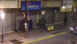 El momento en que los policías detuvieron a uno de los torturados.