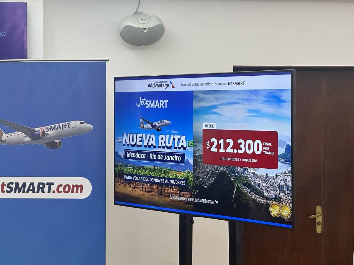 Cartel promocional de la nueva ruta que conectará a Mendoza-Brasil. Cartel promocional de la nueva ruta que conectará a Mendoza-Brasil.