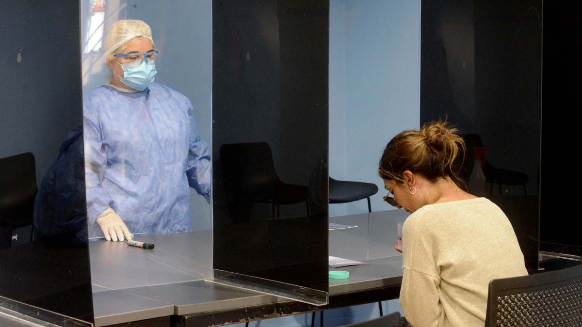 Este miércoles fueron confirmados 6.843 nuevos casos de coronavirus en Argentina.