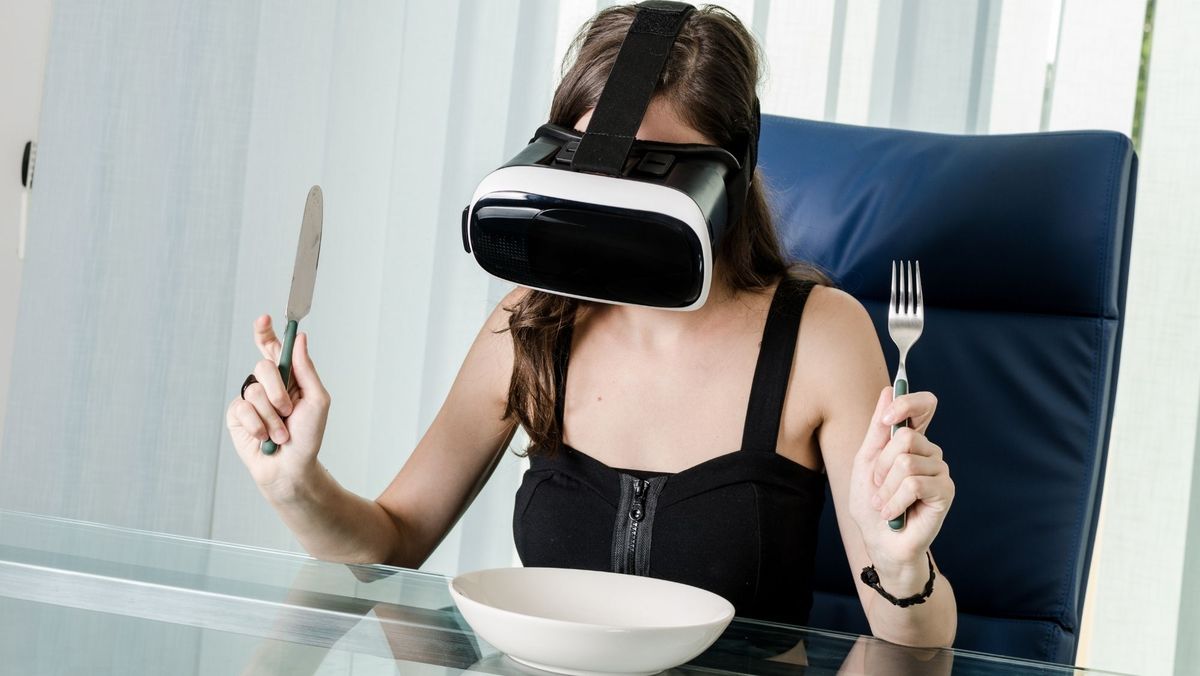 Comida digital. Así se vería en el mundo real un humano comiendo en el metaverso con su personaje virtual.&nbsp;