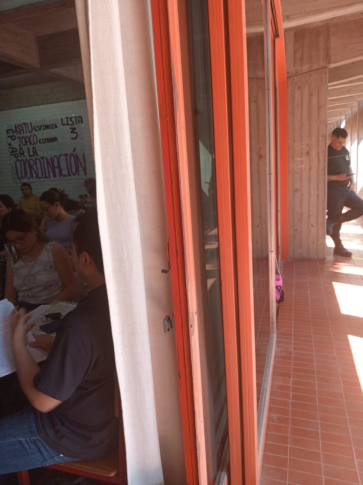 Un custodio en el pasillo del aula y dos en la puerta del curso, así se vivió la jornada educativa mientras Mercedes Llano dictaba clases en la UNCuyo. Un custodio en el pasillo del aula y dos en la puerta del curso, así se vivió la jornada educativa mientras Mercedes Llano dictaba clases en la UNCuyo.