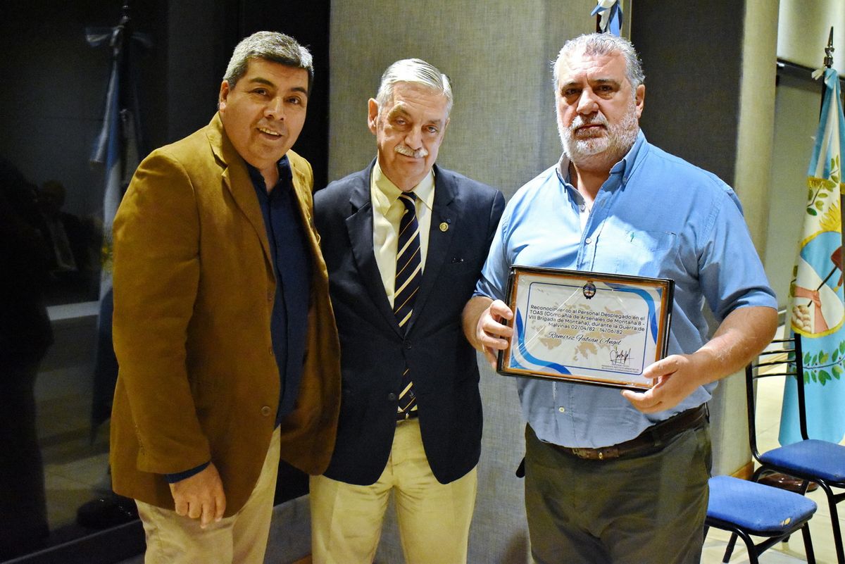Fabián Ramírez, uno de los homenajeados, junto al diputado Julio Villafañe y Jorge Vicchi, presidente del Instituto Argentino de Relaciones Internacionales. Fabián Ramírez, uno de los homenajeados, junto al diputado Julio Villafañe y Jorge Vicchi, presidente del Instituto Argentino de Relaciones Internacionales.