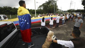 Médicos marcharon hasta la frontera con Colombia para exigir el ingreso de ayuda humanitaria