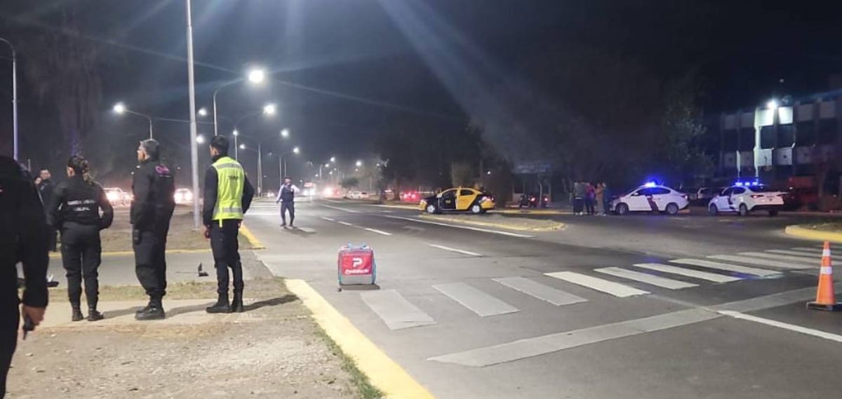 Un motociclista fue embestido y murió en el Acceso Norte este sábado en la noche.