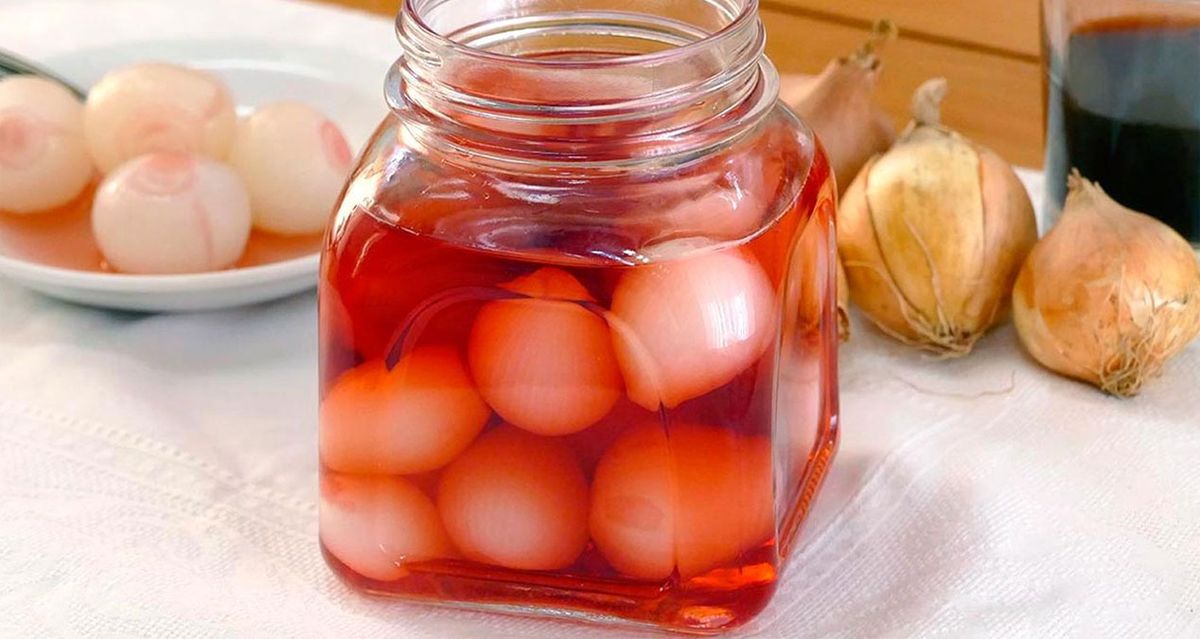 La receta de cebollitas en escabeche salen con un sabor avinagrado muy rico. La receta de cebollitas en escabeche salen con un sabor avinagrado muy rico.