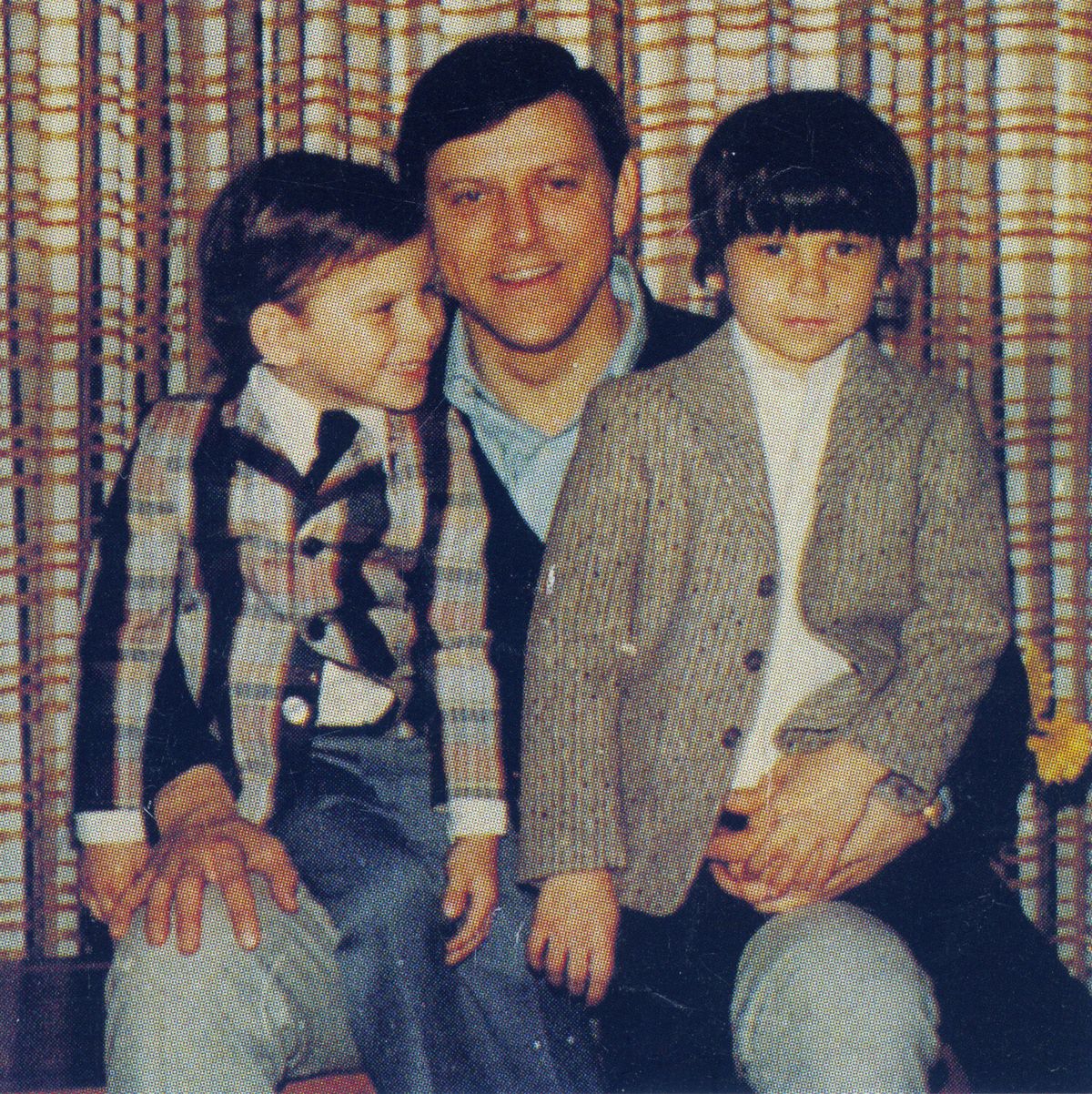 Erik y Lyle Menéndez en su infancia junto a su padre, José Menéndez, a quien años después acusaron de abusos, lo que desencadenó el trágico desenlace familiar. Erik y Lyle Menéndez en su infancia junto a su padre, José Menéndez, a quien años después acusaron de abusos, lo que desencadenó el trágico desenlace familiar.