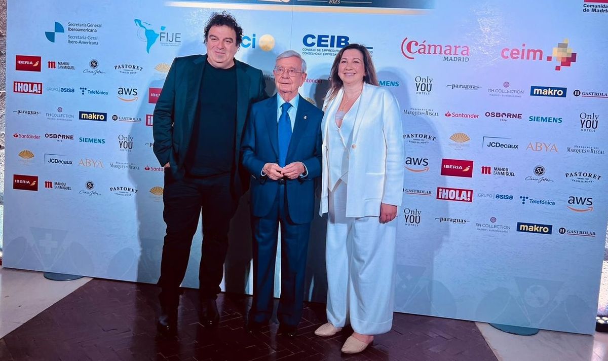 Alejandro Vigil y María Sance junto a Rafael Anson, Presidente de la Academia&nbsp;Iberoamericana de Gastronomía.&nbsp;
