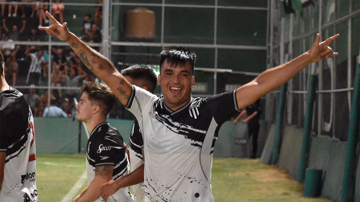 Maximiliano Padilla festeja el gol del triunfo de Gimnasia y Esgrima ante San Martín de San Juan.