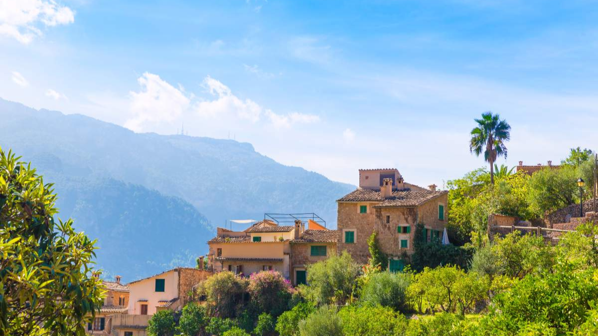 Fornalutx es un pueblo de montaña que se encuentra en lo alto de la Serra de Tramuntana en las islas Baleares. Fornalutx es un pueblo de montaña que se encuentra en lo alto de la Serra de Tramuntana en las islas Baleares.