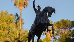 El significado erróneo y oculto detrás de la estatua mendocina de San Martín ubicada en la plaza homónima