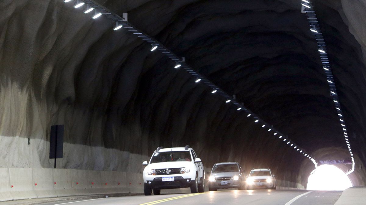 En un túnel es importante cerrar las ventanillas del auto y verificar que las luces estén encendidas.