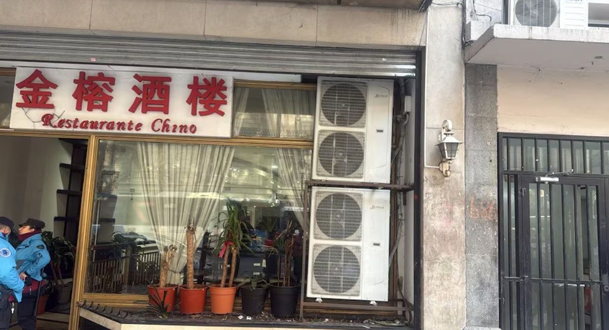 Un hombre atacó a puñaladas a su ex jefe en un restaurante chino y se escapó
