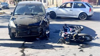 Fuerte choque en Las Heras: un auto y una moto colisionaron