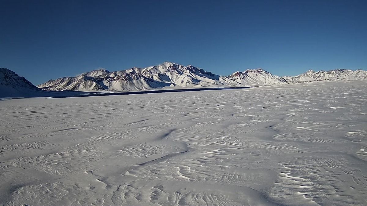 En torno a la Laguna del Diamante está todo nevado. En torno a la Laguna del Diamante está todo nevado.
