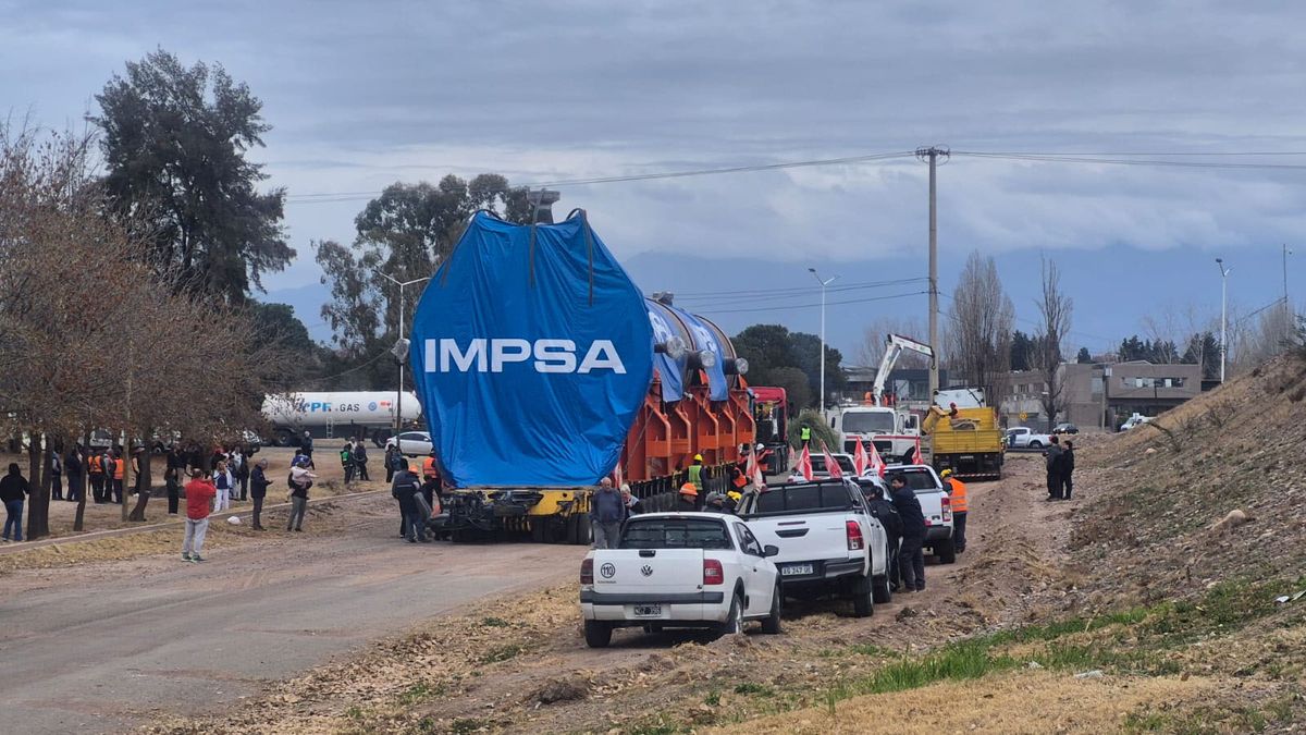 El camión que traslada el reactor de Impsa llegó a su primera parada en la primera jornada del megaoperativo para llegar hasta la Destilería. El camión que traslada el reactor de Impsa llegó a su primera parada en la primera jornada del megaoperativo para llegar hasta la Destilería.