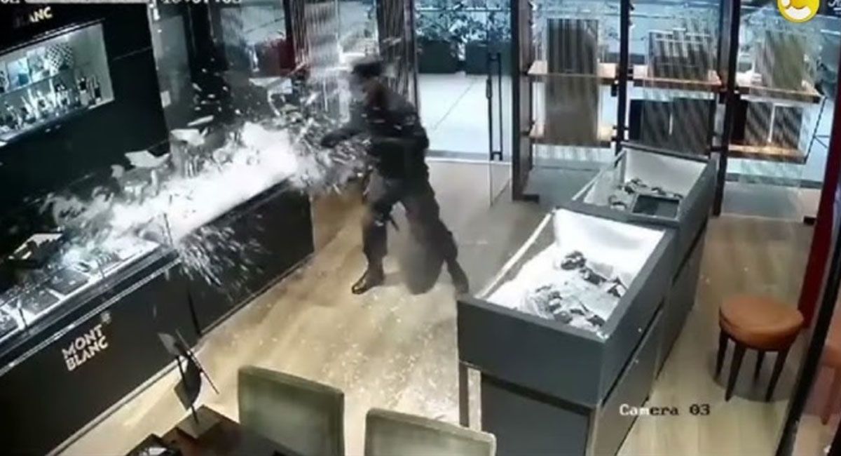 Un delincuente bajó del auto en pleno shoopping, destrozó una vidriera de una joyería y se llevó joyas y relojes de alto valor Un delincuente bajó del auto en pleno shoopping, destrozó una vidriera de una joyería y se llevó joyas y relojes de alto valor
