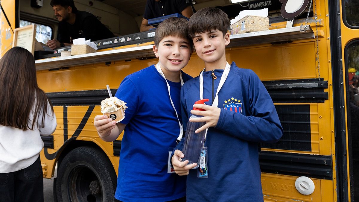 Juan Ignacio Sulermosso y Felipe de las Heras tomaron un helado antes de continuar el recorrido de juegos en Dalvian. Juan Ignacio Sulermosso y Felipe de las Heras tomaron un helado antes de continuar el recorrido de juegos en Dalvian.