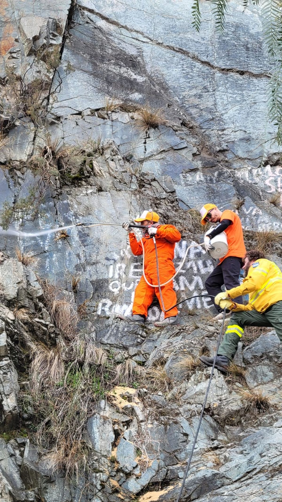 Así trabajan en la Fundación Pro Montaña para despintar graffitis. Así trabajan en la Fundación Pro Montaña para despintar graffitis.