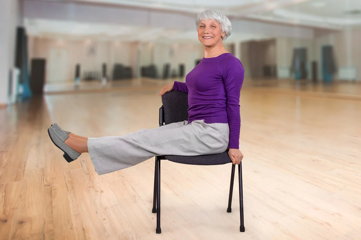 El yoga en silla puede ser altamente beneficioso para los adultos mayores. El yoga en silla puede ser altamente beneficioso para los adultos mayores.