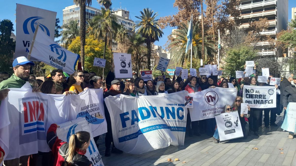 Conicet, Vialidad e INV en la marcha de los jubilados. Conicet, Vialidad e INV en la marcha de los jubilados.