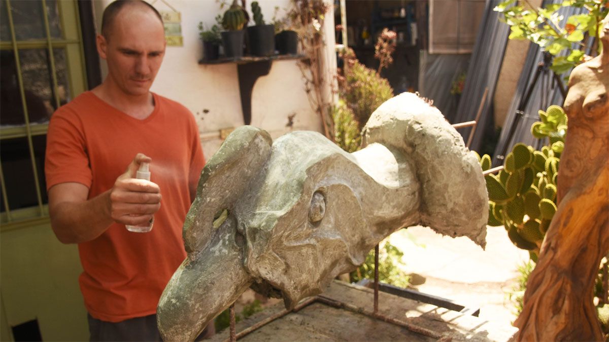 La reconstrucción de la escultura se hace con cemento y cemento con arena a los que se le agregan aditivos para darle flexibilidad al material.