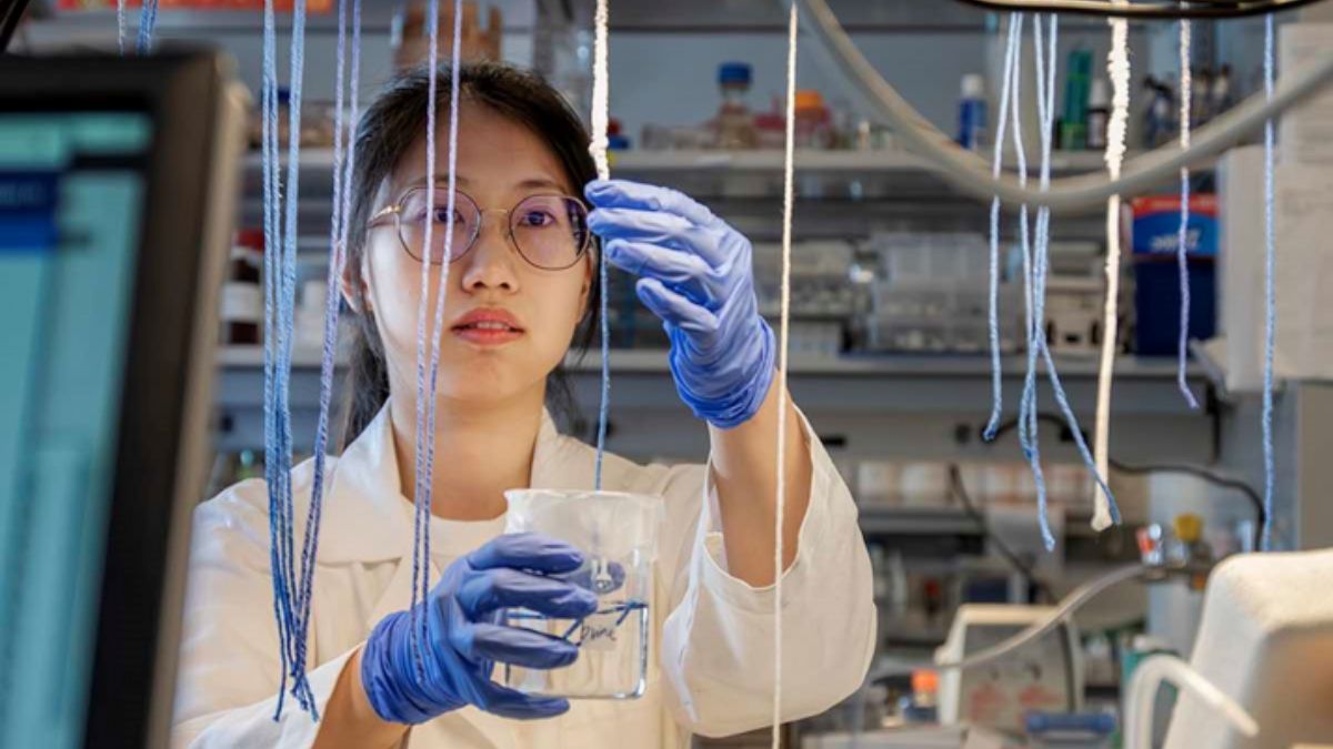 Meiqi Yang, estudiante de posgrado en ingeniería civil y ambiental y una de las autoras principales del estudio, utiliza el enfoque basado en cuerdas para la extracción de litio. (Foto: Parachoques DeJesus. Universidad de Princeton) Meiqi Yang, estudiante de posgrado en ingeniería civil y ambiental y una de las autoras principales del estudio, utiliza el enfoque basado en cuerdas para la extracción de litio. (Foto: Parachoques DeJesus. Universidad de Princeton)