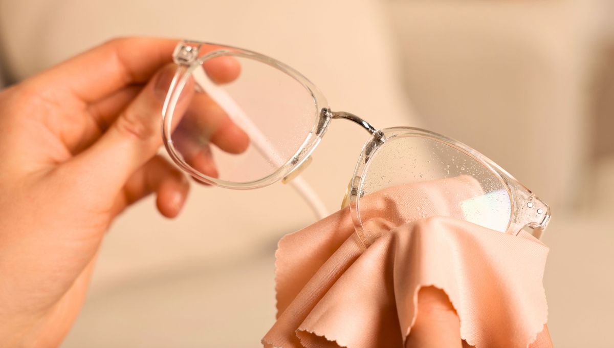 Utiliza siempre paños suaves y blandos para limpiar los lentes. Utiliza siempre paños suaves y blandos para limpiar los lentes. 