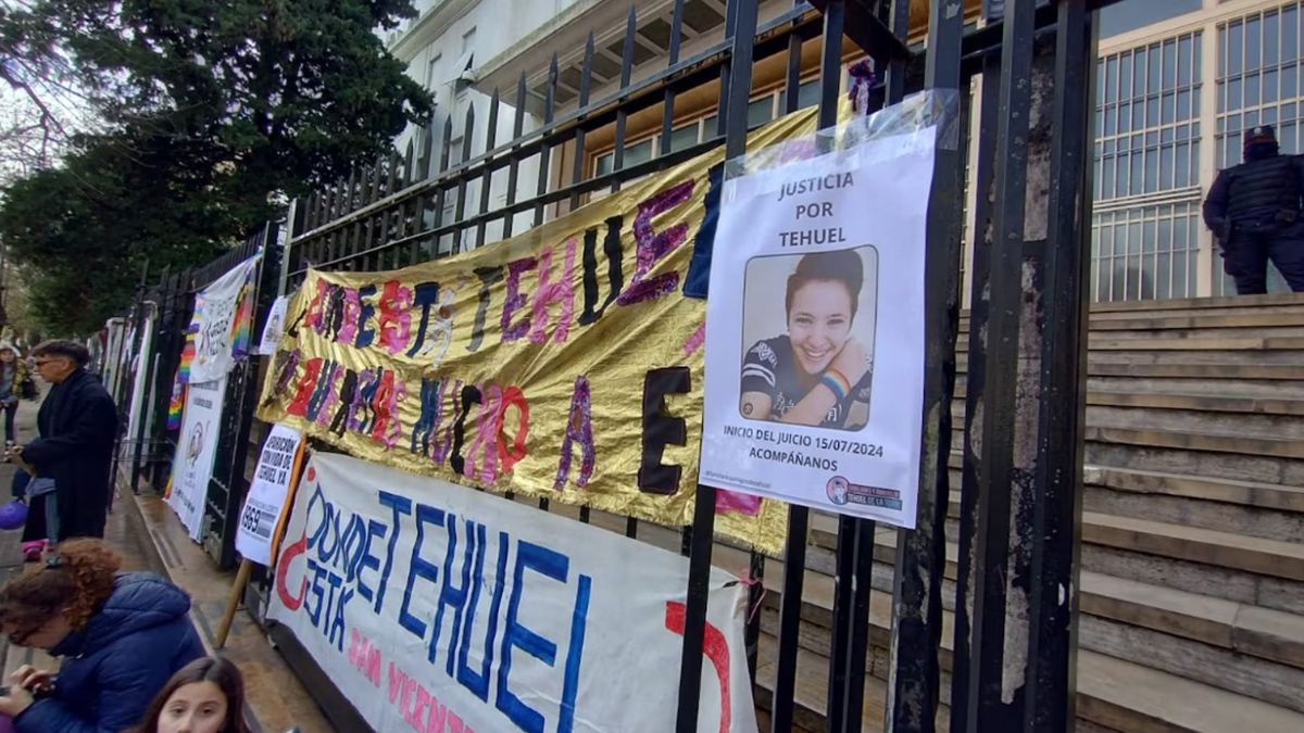 Familiares y amigos de Tehuel se reunieron frente a los Tribunales de La Plata para pedir justicia por el joven desaparecido Familiares y amigos de Tehuel se reunieron frente a los Tribunales de La Plata para pedir justicia por el joven desaparecido