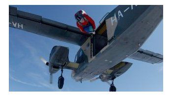 Saltó en paracaídas y en instantes el avión se estrelló con su hijo adentro