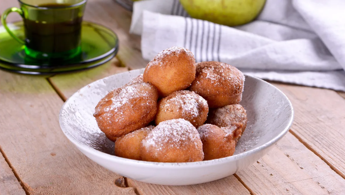 Cómo cocinar buñuelos de manzana