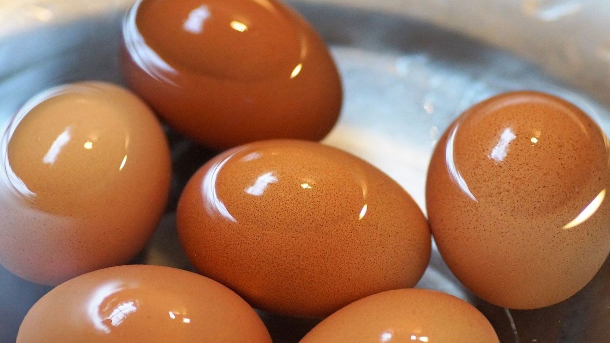 Mientras más cueste pelar los huevos duros, significa que son más frescos.