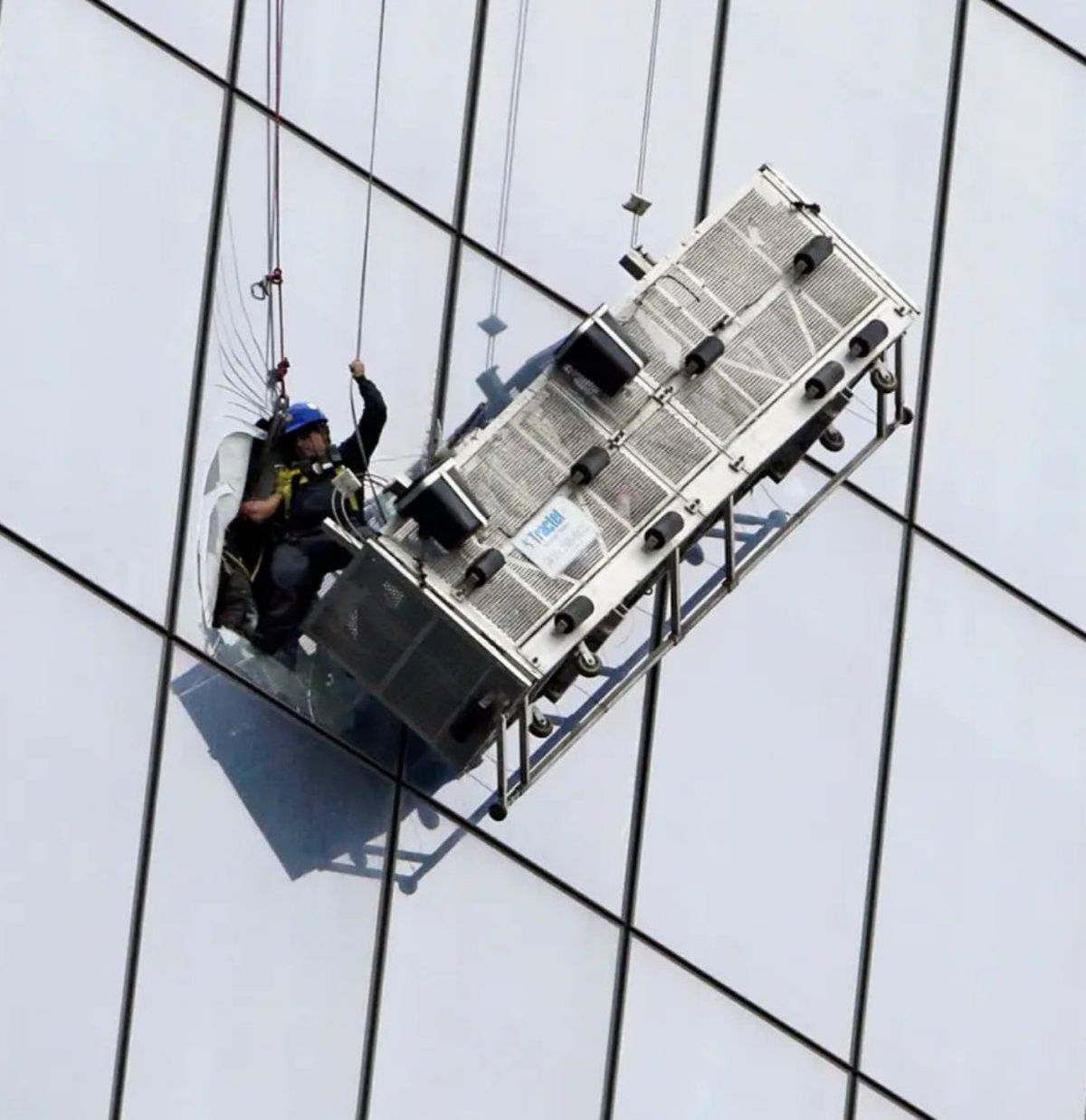 Los cables de la plataforma fallaron de manera catastr&oacute;fica.&nbsp;