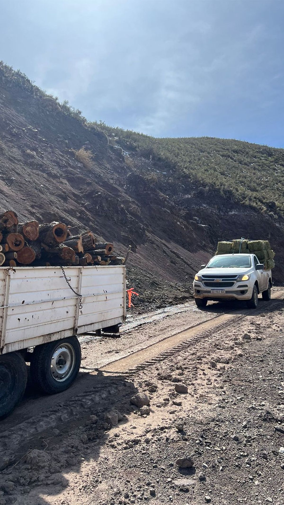 Los caminos para llegar a algunos puestos son muy complicados y peligrosos. De todas formas todos los puesteros ya fueron asistidos. Los caminos para llegar a algunos puestos son muy complicados y peligrosos. De todas formas todos los puesteros ya fueron asistidos.