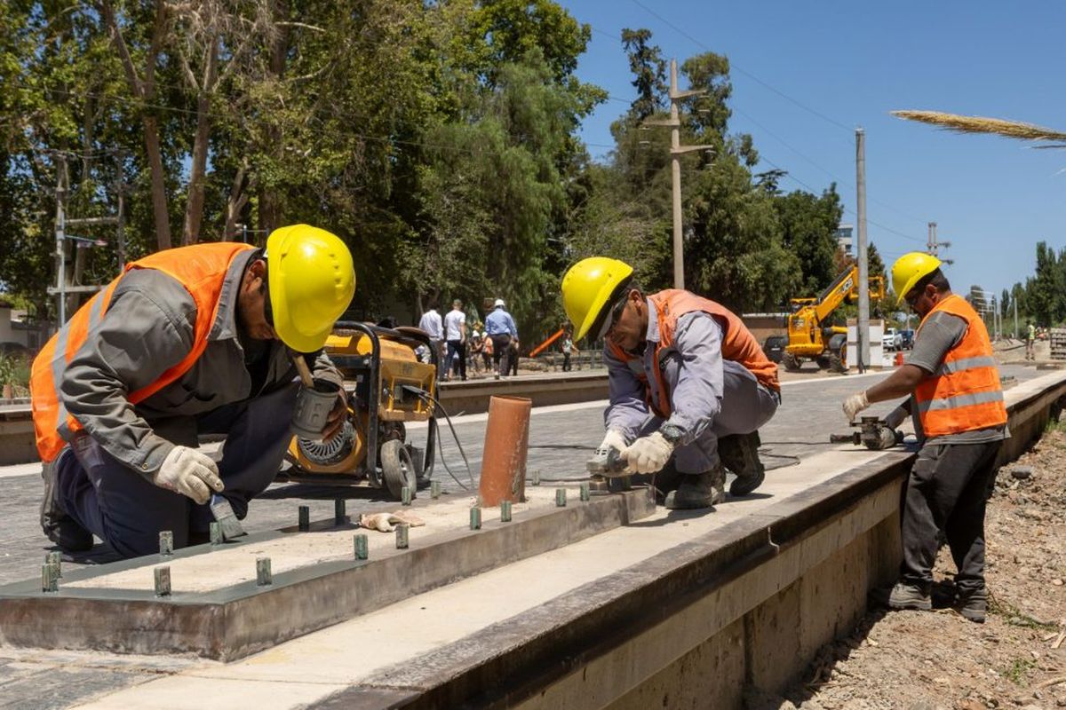 Milei disminuyó el presupuesto para obra pública en Mendoza. Milei disminuyó el presupuesto para obra pública en Mendoza.