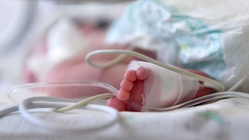 Coronavirus: un bebé de 13 días murió y es la víctima más joven de Gran Bretaña