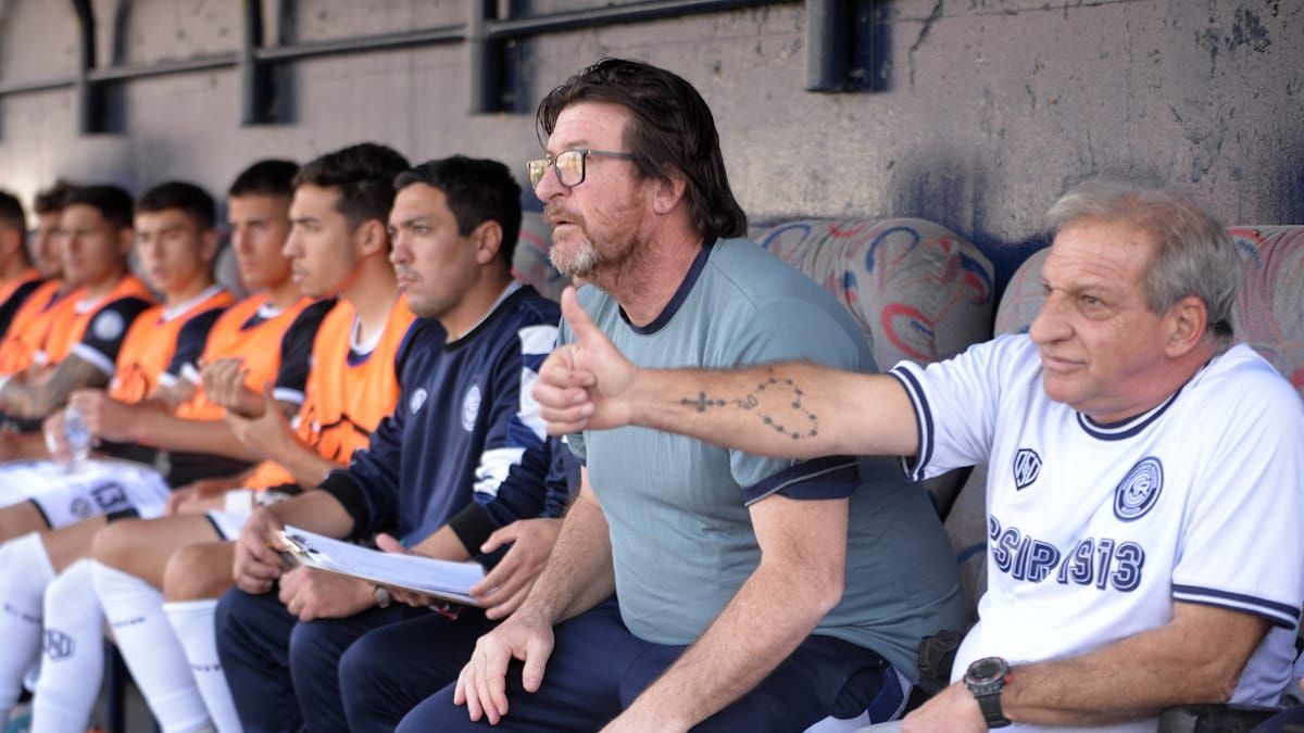 Alfredo Berti lo vivió con mucha intensidad el partido ante Chaco For Ever y disfrutó ganar los tres puntos. Alfredo Berti lo vivió con mucha intensidad el partido ante Chaco For Ever y disfrutó ganar los tres puntos.