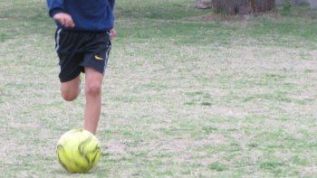 Un nene de 12 años murió mientras jugaba al fútbol con amigos