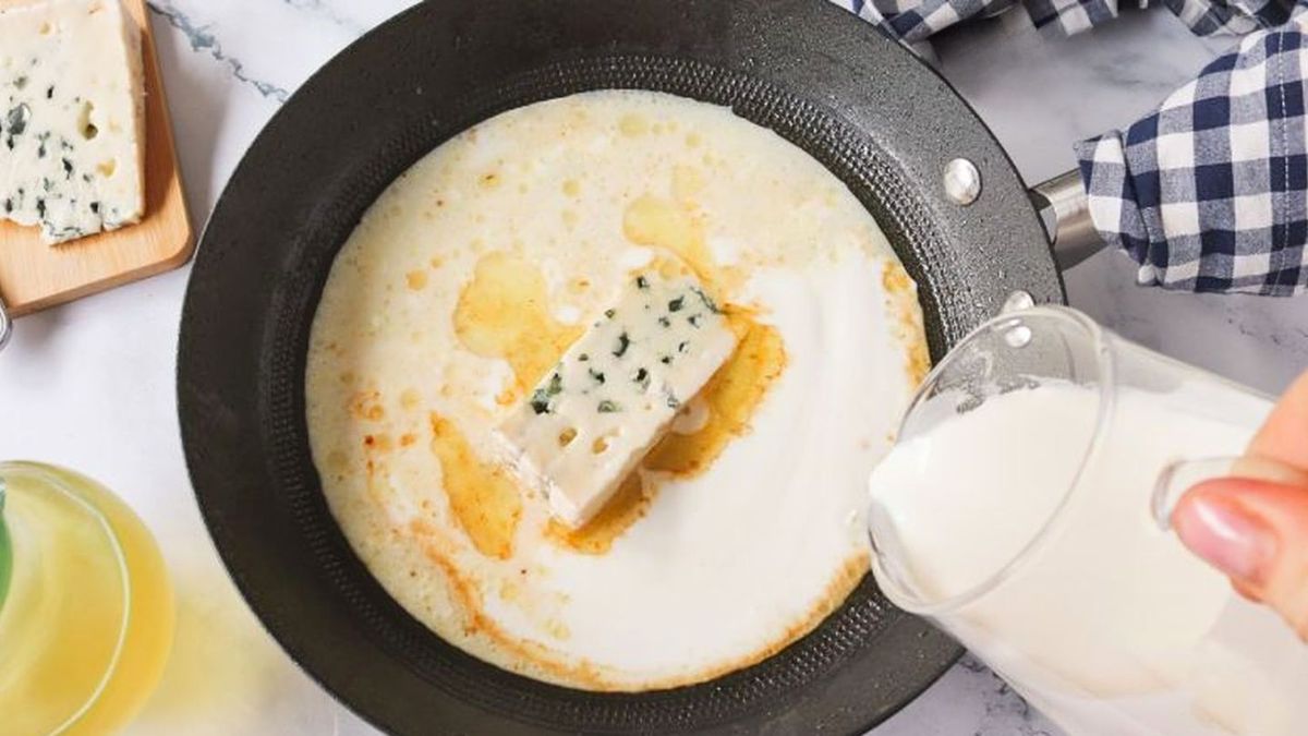 La salsa roquefort lleva ingredientes simples y eleva el sabor de cualquier plato de pastas, carnes o verduras. Foto: gentileza cocinatis. La salsa roquefort lleva ingredientes simples y eleva el sabor de cualquier plato de pastas, carnes o verduras. Foto: gentileza cocinatis.