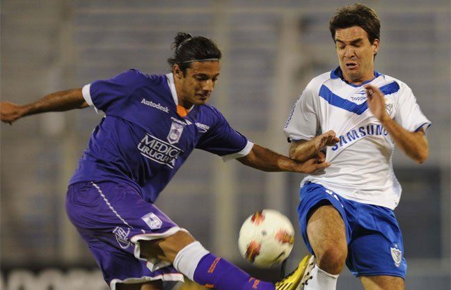 El ya clasificado Vélez fue goleado en casa por Defensor Sporting