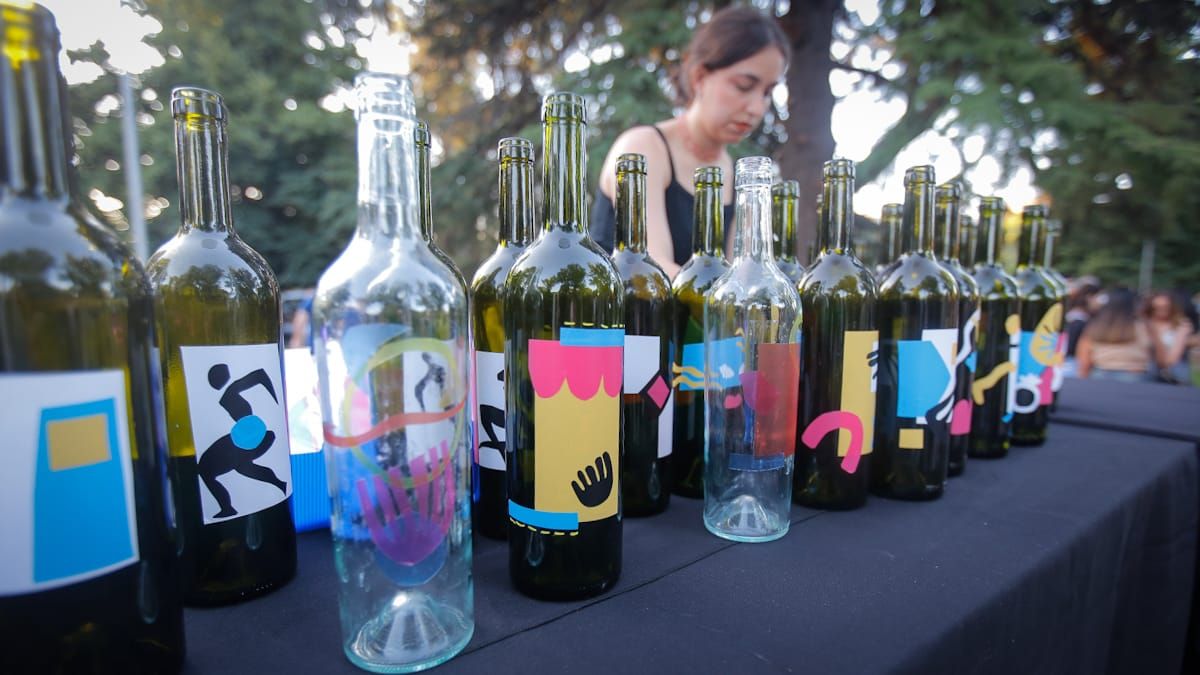 También hubo intervenciones artísticas en etiquetas que personal del MMAMM hacía en botellas de vino vacías y entregaba de souvenir al público de la Peatonal del Vino. También hubo intervenciones artísticas en etiquetas que personal del MMAMM hacía en botellas de vino vacías y entregaba de souvenir al público de la Peatonal del Vino.