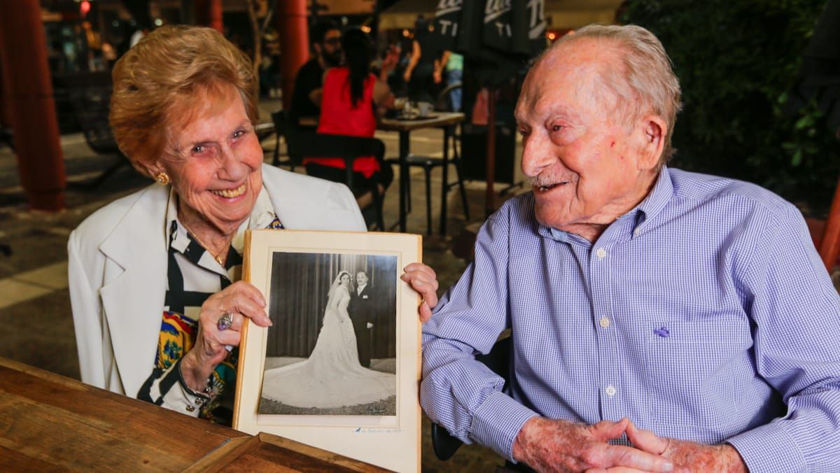 Sara muestra la foto del casamiento, el 4 de febrero de 1950. Sara muestra la foto del casamiento, el 4 de febrero de 1950.