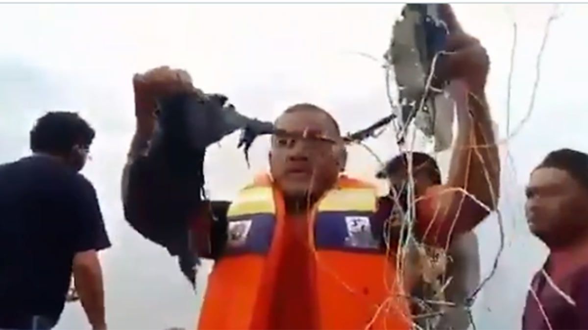 Pescadores encontraron restos del boeing que cayó en Indonesia.