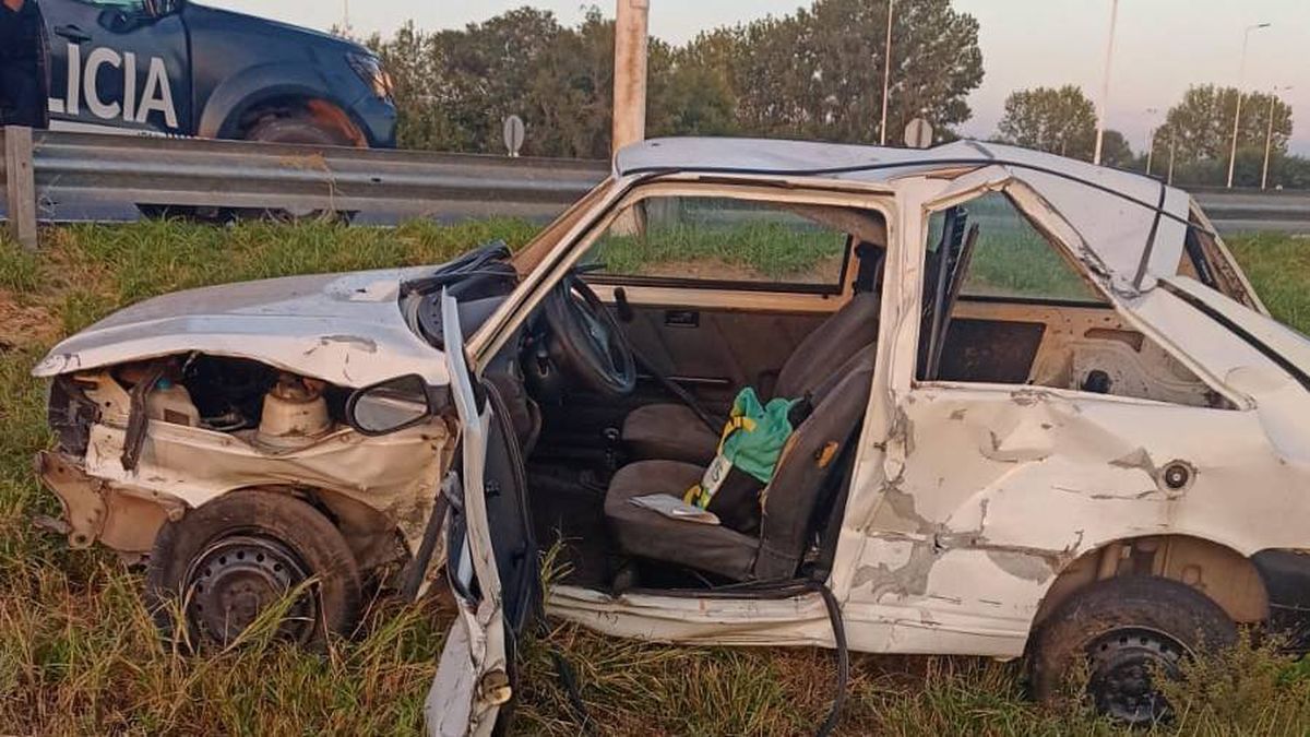 Así quedó el Fiat Uno tras el accidente vial en la ruta 7 de Santa Rosa.