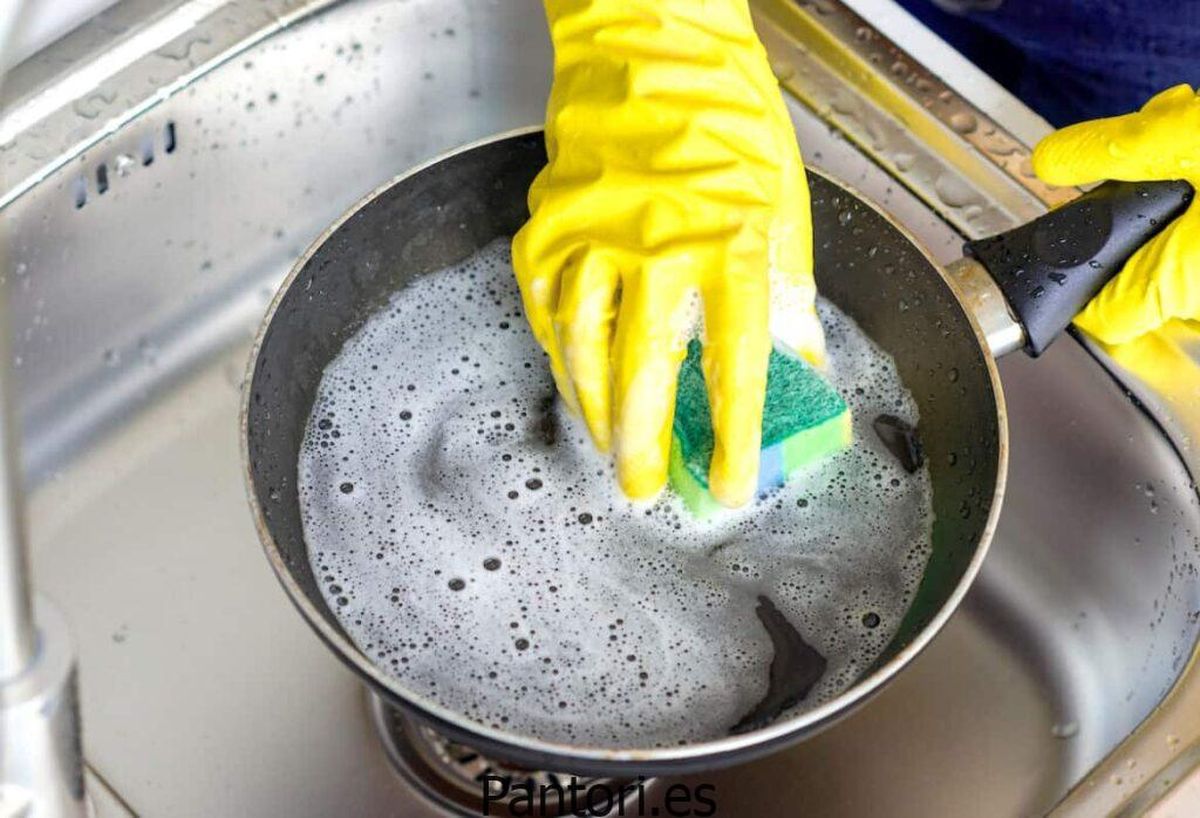 Toma nota del truco rápido para limpiar una sartén quemada Toma nota del truco rápido para limpiar una sartén quemada