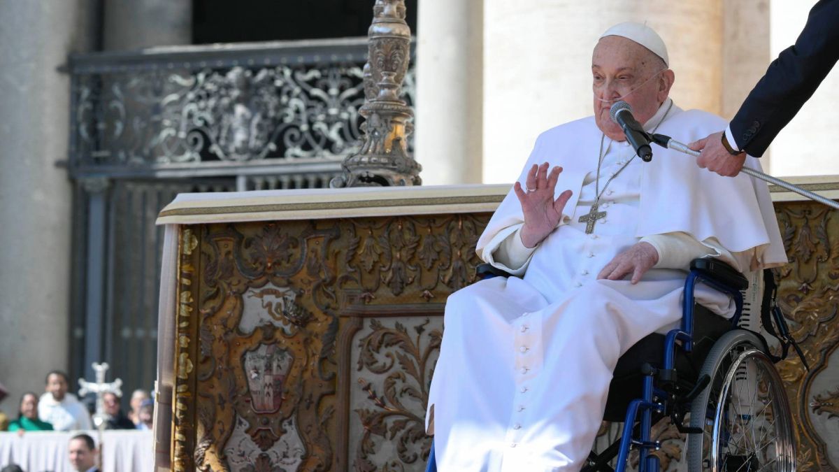 El Papa Francisco, de 88 años, se presentó en la plaza San Pedro en silla de ruedas y con oxígeno.