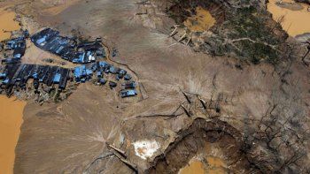 La minería ilegal también erosiona y destruye los bosques de Perú