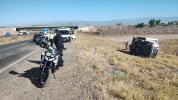 Un camión chocó con un micro en la ruta 7 y terminó volcando al costado del asfalto